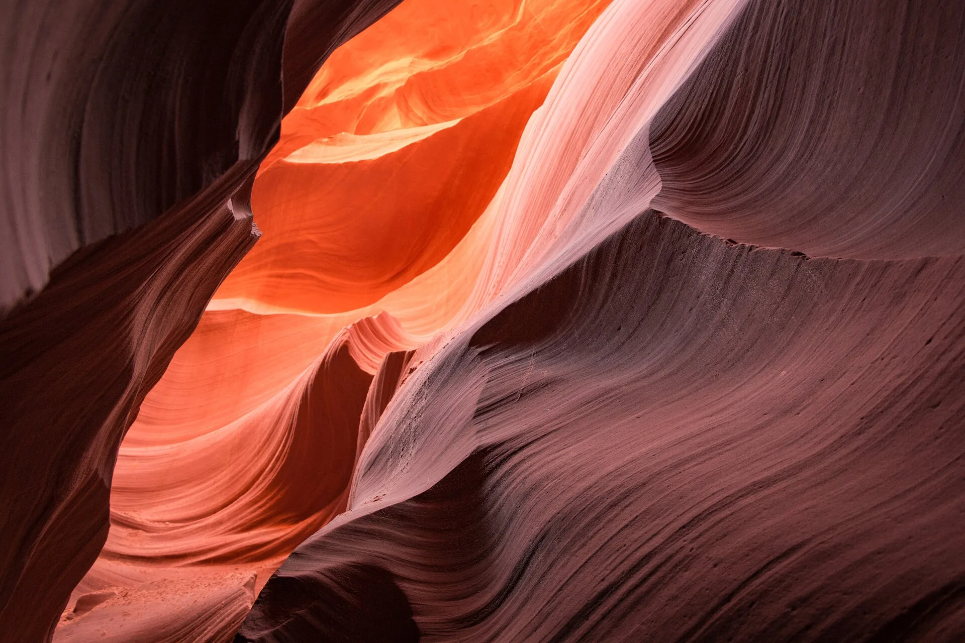 Parois de grès sculptées par l'eau dans Antelope Canyon en Arizona